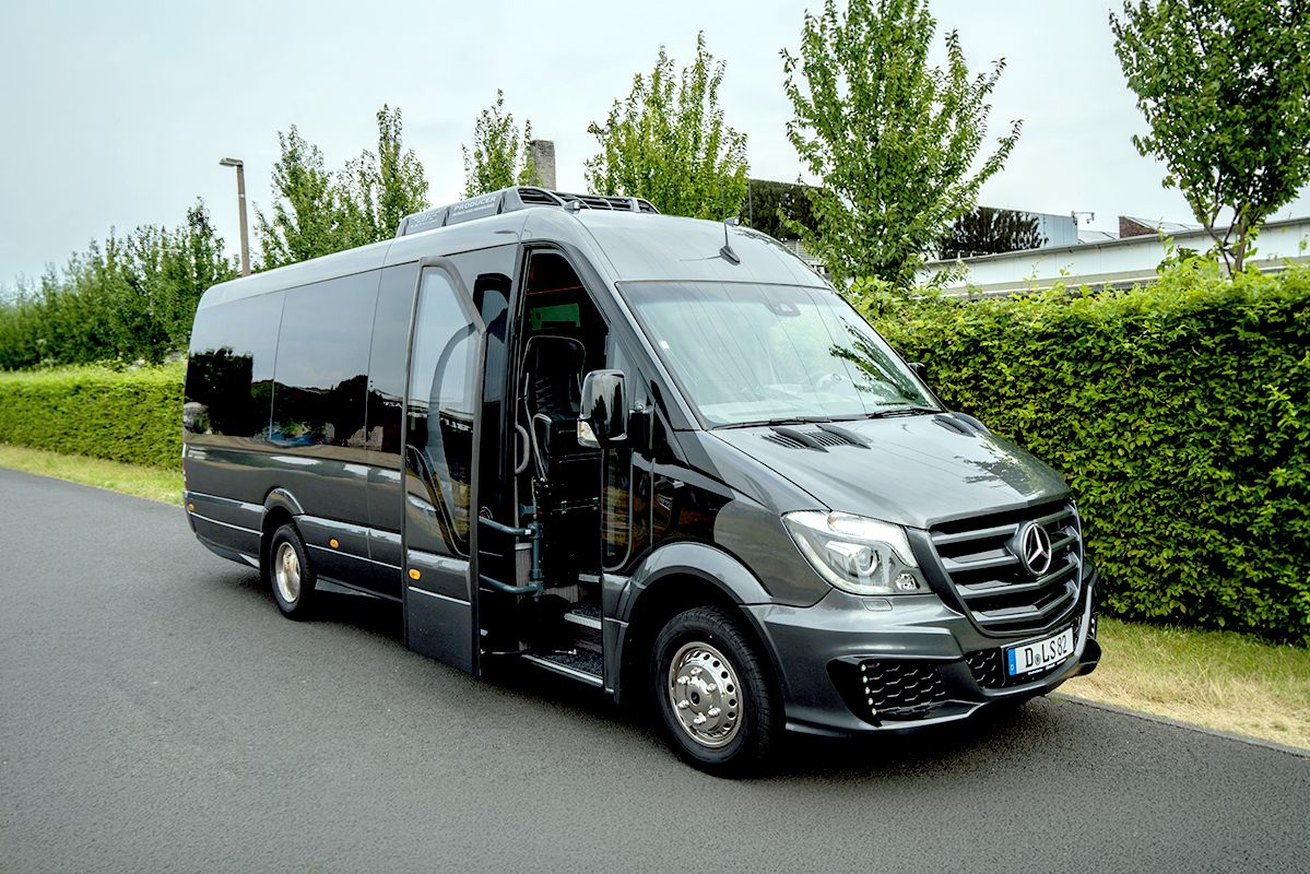 Mercedes Benz Sprinter von der Seite.