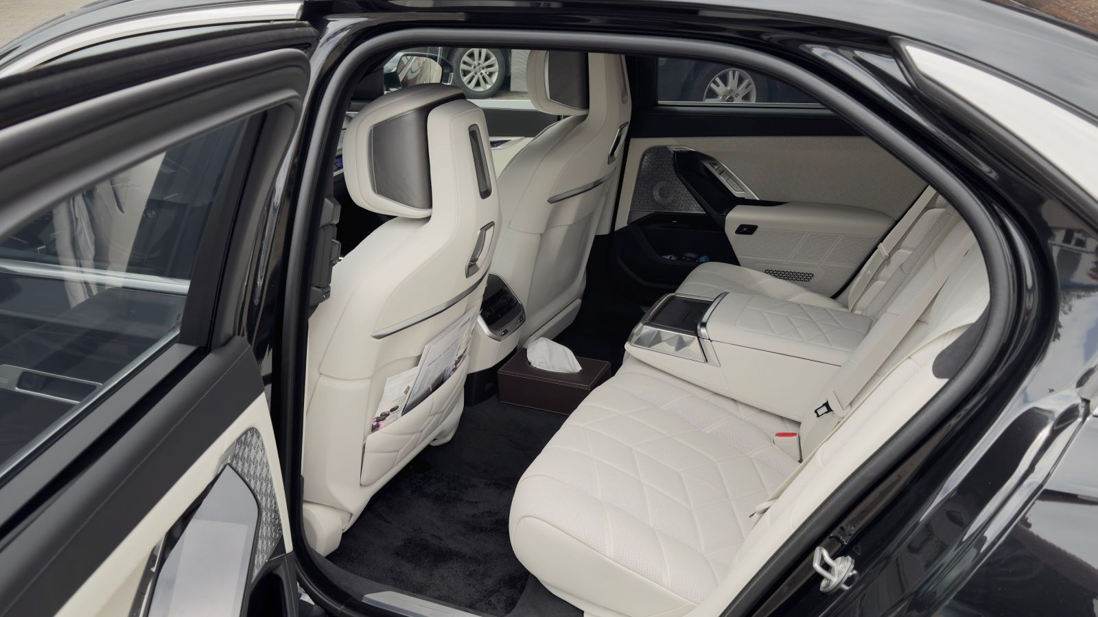 BMW i7 xDrive 60 (electric) von hinten.