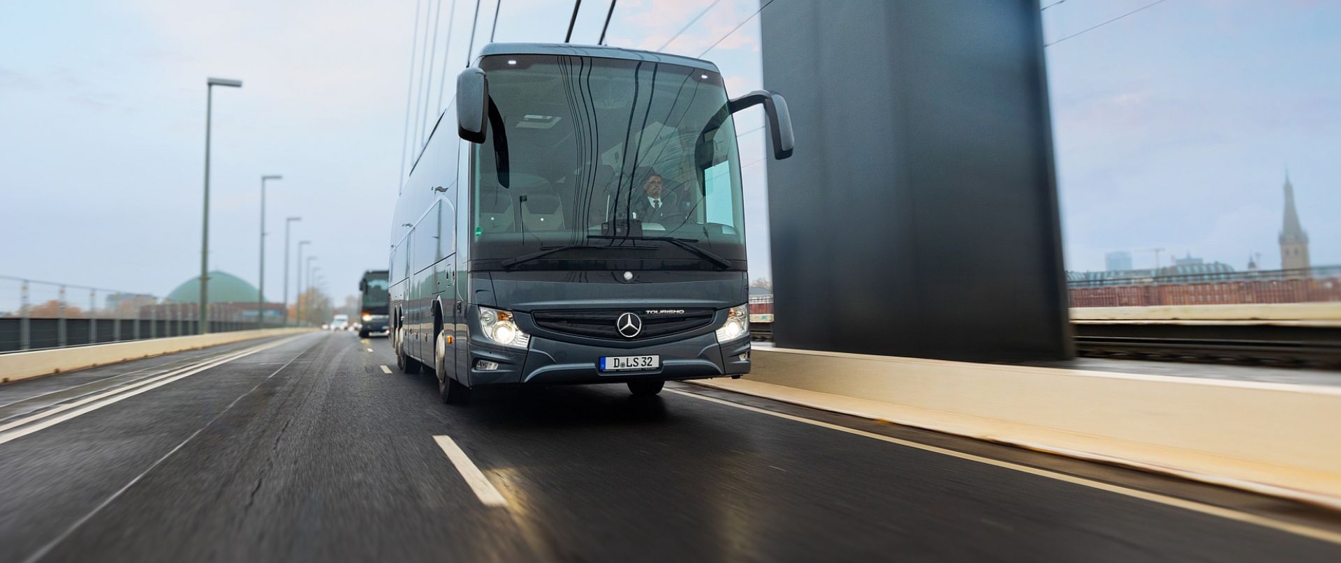 Reisebus auf Bruecke