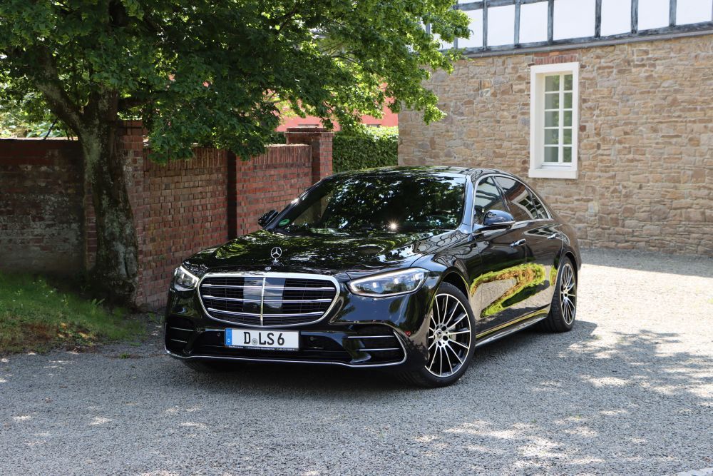 Limousine Mercedes S350 L 4matic seitlich von vorne.