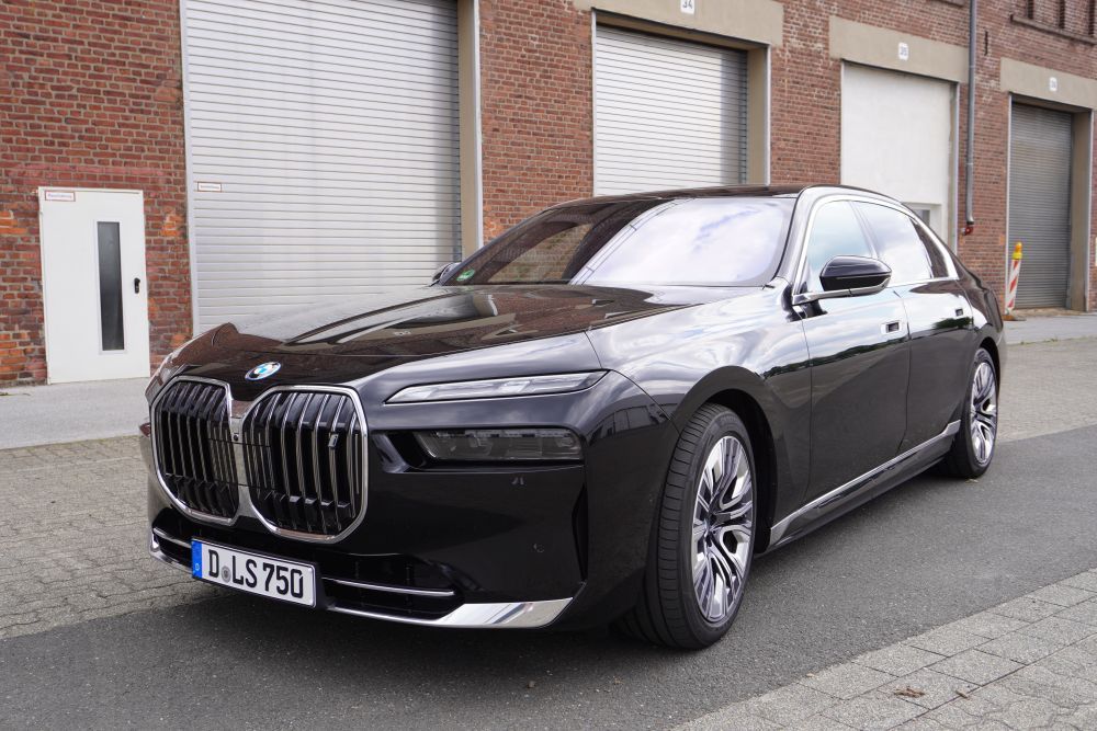 Limousine BMW 740d xDrive seitlich von vorne.